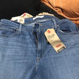 New with tags Levi’s cropped denim destroyed jeans